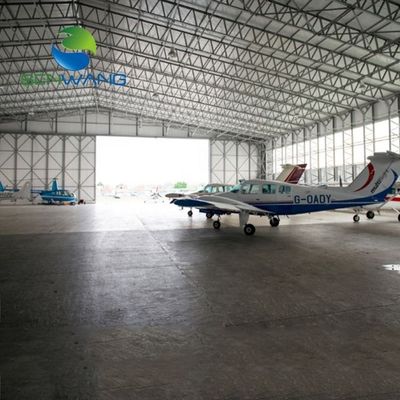Nhà chứa máy bay khung thép cung cấp không gian rộng rãi và các lựa chọn thiết kế linh hoạt cho các cơ sở hàng không khác nhau