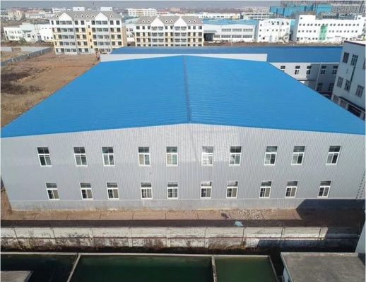 Nhà kho kết cấu thép với cửa sổ PVC và giằng góc