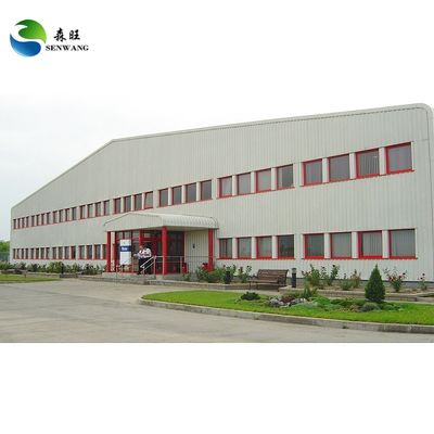 Kỹ sư thiết kế xưởng xây dựng thép với các tấm cách nhiệt tùy chỉnh và dễ cài đặt