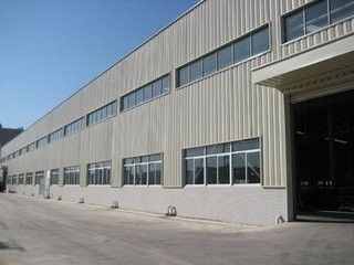 Xưởng kỹ thuật thép nhẹ với cột vuông hàn và mái thép lợp