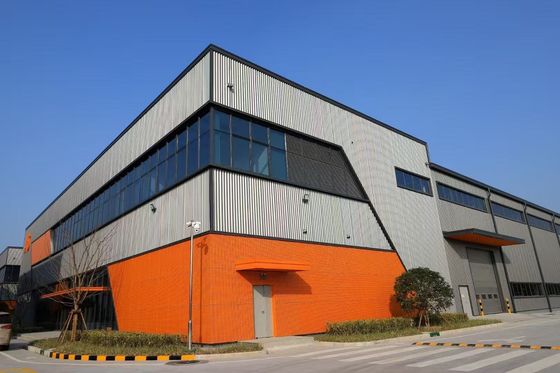 Nhà kho công nghiệp kết cấu thép tiền chế với lắp đặt nhanh và cửa lùa hoặc cửa cuốn