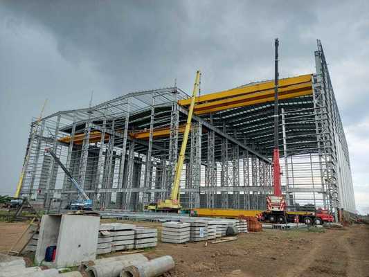 Nhà kho kết cấu thép liên kết bu-lông với màu sắc tùy chỉnh và cửa sổ hợp kim nhôm/PVC