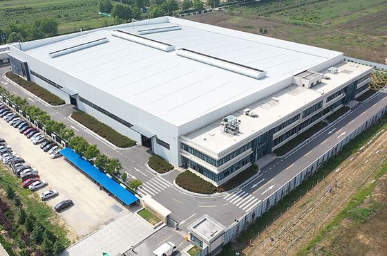 Thép màu tấm lớp phủ Thép cấu trúc kho với cửa trượt và hệ thống cách nhiệt tùy chọn cung cấp không gian lưu trữ
